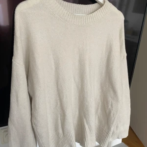 Stickad tröja - Beige/vit stickad tröja från Stradavirus. Sparsamt använd så väldigt gott skick!! 