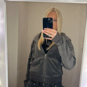 Grå hoodie från Juicy Couture -  Säljer den på grund av att den inte kommer till användning. Skriv om mer bilder. ❤️