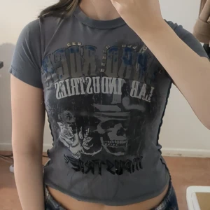 Grå t-shirt från Lab Industries - Typ XS/S med mycket stretch, jag bär vanligtvis M och den känns inte för tajt :)