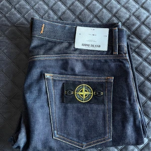 Stone Island jeans - Snygga mörkblå jeans från Stone Island regular fit. Detta är den gamla modellen med märkets logga på bakfickan (sällsynt). Jeansen har en rak passform. Jeansen är knappt använda som man kan se på bilderna.