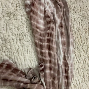 Beige och vit byxa - Snygg  byxa  i beige och vit med ett subtilt mönster. Perfekt för att ge en touch av stil till din outfit. Byxan är lätt och passar bra för mildare väder.