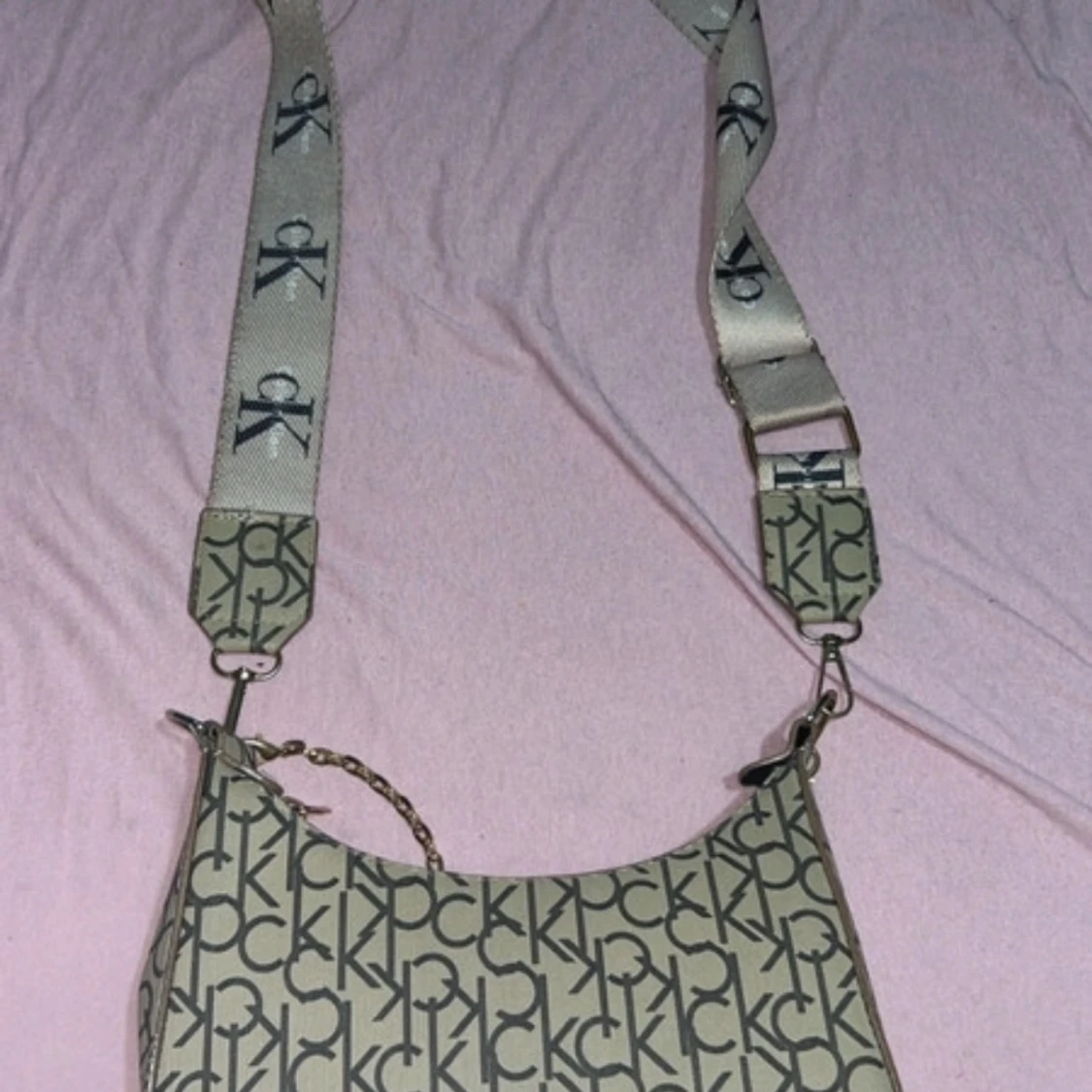 Beige axelväska med CK-logga - 1