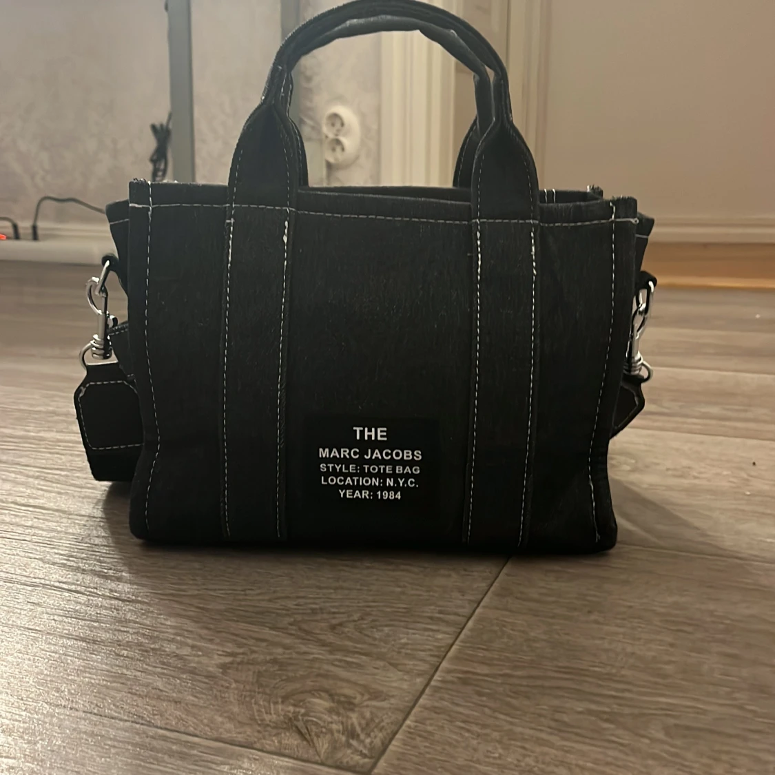 Svart axelväska från Marc Jacobs - 1