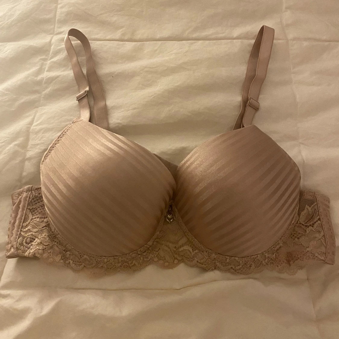 Rosa bh med spetsdetaljer