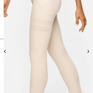 Stronger Beige ribbade leggings  - Snygga beige leggings med ribbad struktur och hög midja.Stl S/M. Märke STRONGER. Helt nya. Dock är lappen borttagen, aldrig använda inköpa för en vecka sedan.