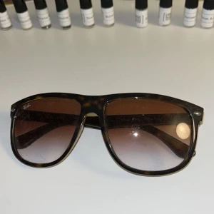 Rayban boyfriend - Säljer mina rayban boyfriends eftersom de inte kommer till någon användning, skick: 8/10  nypris: 1200kr dm:a om ni har någon fråga!