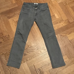 Gråa Acne Studios Jeans  - Gråa slim fit jeans från Acne, Stl W30 L32. Väldigt bra skick, priset kan diskuteras. Hör av dig vid frågor eller funderingar!