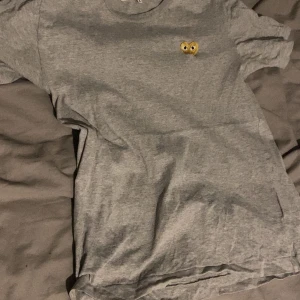 Comme des garcons T-shirt - Soft tisha i toppen skick med ett unikt guldigt hjärta. Pushar såklart lägre pris vid snabbare affär!🦁
