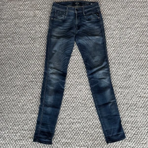 REPLAY ANBASS JEANS  - Replay anbass jeans - Slim fit passform - Storlek W28/L32 - Nypris runt 1800kr -  Deluxecloset