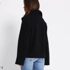 Teddy jacka  - Helt ny med prislapp på!  En mysig Teddy kofta i färgen svart. Säljer därav att jag köpte i fel storlek. Slut i S på hemsidan.  DM för fler bilder💞