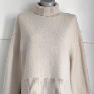 Polotröja i ull - Beige polotröja i 100% ull från h&m:s Premium Collection. Nypris 1499 kr. Första två bilderna är lånade. Har tecken på användning men är bra omhändertagen (se sista två bilder).