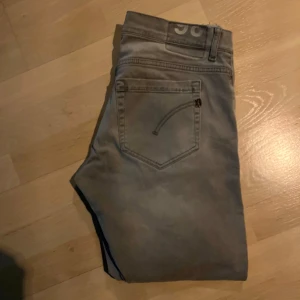 Dondup george  - Snygga grå dondup george jeans i storlek 30. Dem är i nyskick. Hör av er om ni har frågor😁