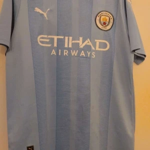 Ljusblå Manchester City fotbollströja - Den är ganska ny bara använd några gånger 