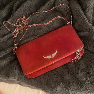 Röd zadig väska - Jättesnygg röd väska i sammet från Zadig & Voltaire! Bra skick, lite slitningar på mockan som man kan se på bilderna men annars jättefin! Pris går att diskutera☺️