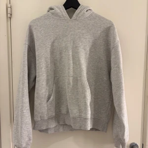 Grå hoodie med byxor - Säljer mitt mjukissett från gina i grå som inte kommer till användning längre. Har även i mörkblå som jag säljer (fråga om bilder). Båda setten är i S alla delar och är lite urtvättade men kan fortfarande användas utan synliga fel. Ett sett 250 båda setten 350, en av grejerna 100
