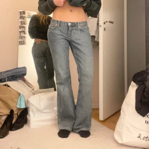 Lågmidjade jeans - Lose blåa Lågmidjade jeans från weekday. Innerbenslängd: 80cm Ytterbenslängd: 101cm Bootcut: 25cm Midjemått: 39cm Midjemått runt hela: 79cm