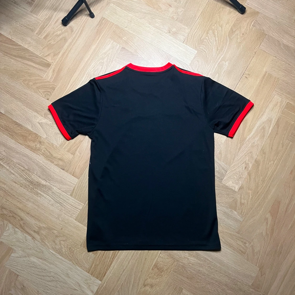 En Japan fotbolls tröja, Svart och röd med vargmotiv  - 1