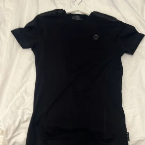 Svart t-shirt Philipp Plein  - Aldrig använt tröjan. Tags o allt kvar. De som kanske syns på bild är damm från min garderob men inget smuts. 10/10 Nypris 3.6k