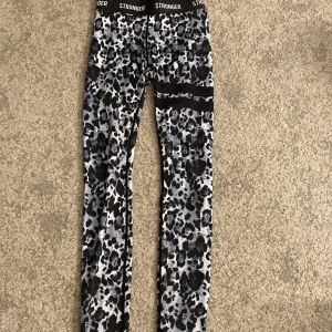 träningsbyxor  - Snygga leopardmönstrade leggings från Stronger med elastisk midja. Dom är använda fåtal gånger och otroligt sköna att ha på sig! 💙
