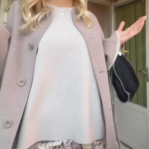 Beige jacka från about you - Säljer en biege kort kappa från about you i bra skick! Finns ej att köpa längre. Köptes för 1800