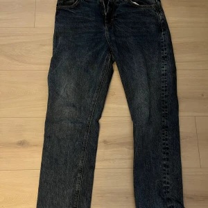 mörk blå jeans  - sparsamt använd 