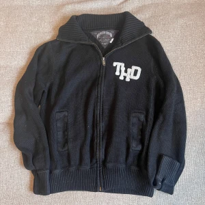 Sällsynt Tröja 🤩 - Säljer en fet och ganska sällsynt tröja från Hilfiger Denim med dragkedja och broderad logga på bröstet. Tröjan har en hög krage och långa ärmar.  Tveka inte om att skriva om du har någon fråga.