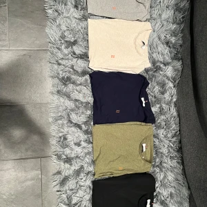 Les Deux T-shirtar  - 5 stycken les deux tröjor i storlek medium. Knappt använda och säljs pga att storleken inte passade riktigt. Färger: Svart, grön, mörkblå, vit/beige och grå. Pris per tröja 150 kr. Vill man köpa alla finns paketpris för 600kr för allihopa. 