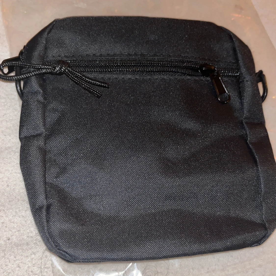 Svart axelväska med dragkedja - 1