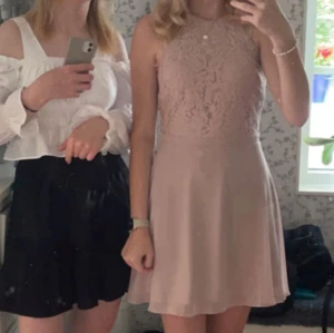 Rosa spetsklänning - Säljer en söt rosa klänning med spetsdetaljer upptill. Klänningen har en kort längd och är ärmlös, perfekt som sommarklänning. I storlek 36 från nly trend🩷