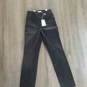 Svarta/gråa jeansbyxor - Snygga svarta jeansbyxor med hög midja. Perfekta för en stilren look. De har en dragkedja och knapp framtill. Ordinarie pris: 989kr