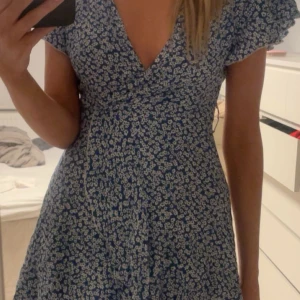 Sommarklänning  - Säljer en söt blå klänning med vita blommor🌸