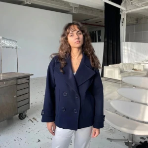 Design by si kappa  - Mörkblå fin kappa ifrån design by si. Bra skick. För fler bilder bara att skriva! I stl xs/s