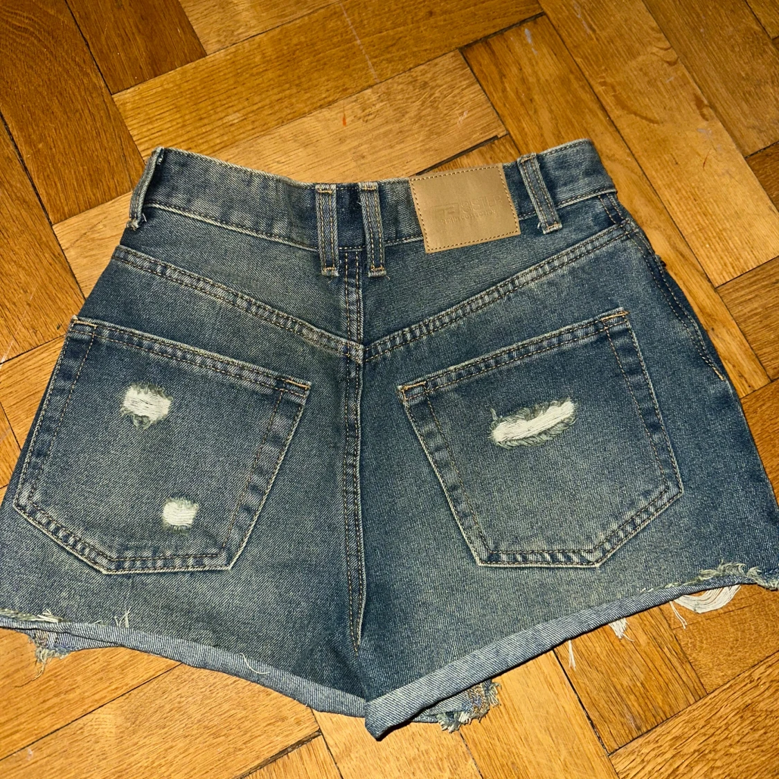 Blå jeansshorts med slitningar - 2