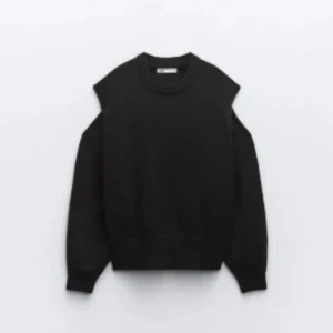 Svart Zara tröja med cut-out detaljer - Snygg svart tröja med unika cut-out detaljer vid axlarna. Köpt för ungefär ett år sedan men är sparsamt använd.