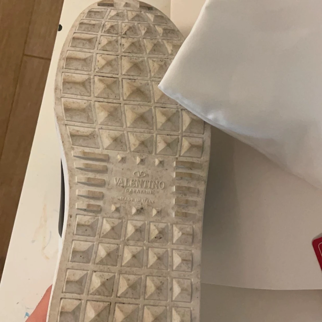 Valentino Garavani sneakers i vitt och svart - 3