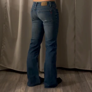 Blå bootcut jeans från Diesel - Snygga blå bootcut jeans från Diesel med klassisk femficksdesign och knappgylf. Perfekta för en avslappnad stil med en touch av retro. Diesel-loggan syns tydligt på den lilla fickan framtill. Osäker på storlek då de inte finns någon lapp, men de är stretchiga!💙