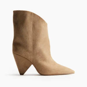 Beige spetsiga stövletter - SÖKER dessa sjukt snygga stövletterna/bootsen från Hm! Skriv om du har och kan tänka dig sälja!!🩷🩷🩷 betalar bra!