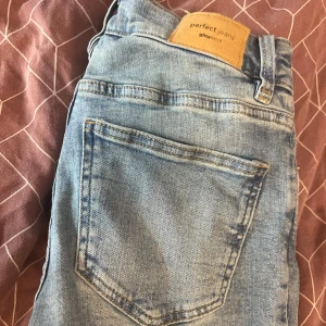 Ljusblå jeans från Perfect Jeans - Snygga ljusblå jeans från Perfect Jeans med klassisk femficksdesign. De har en rak passform och är tillverkade i ett bekvämt denimtyg. Perfekta för en avslappnad stil.