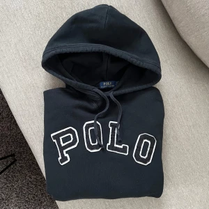 Ralph Lauren Hoodie - Säljer en riktigt fin Ralph Lauren hoodie i storlek S. Hoodien är i mycket bra skick, inga defekter!