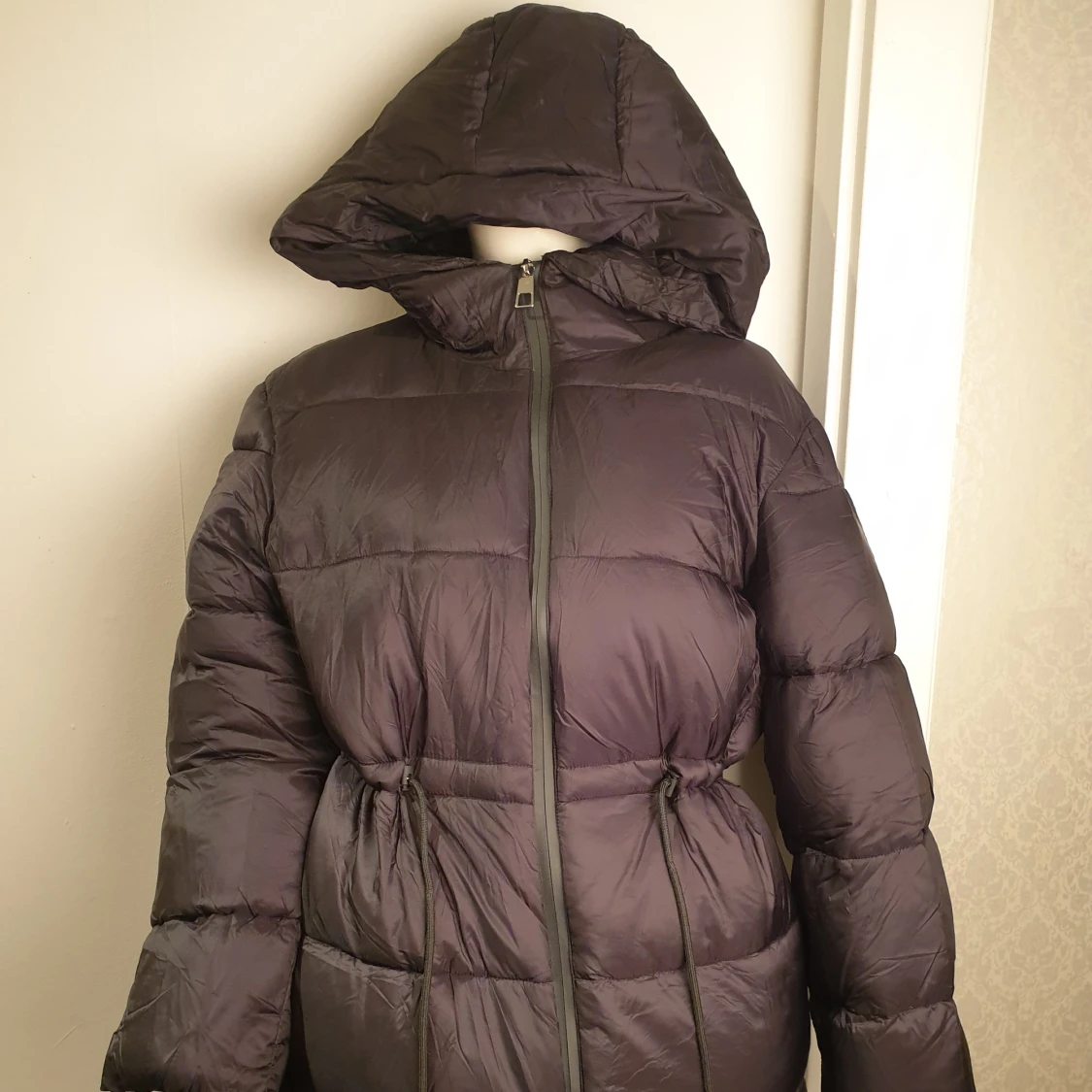 Svart dunjacka med huva - 1