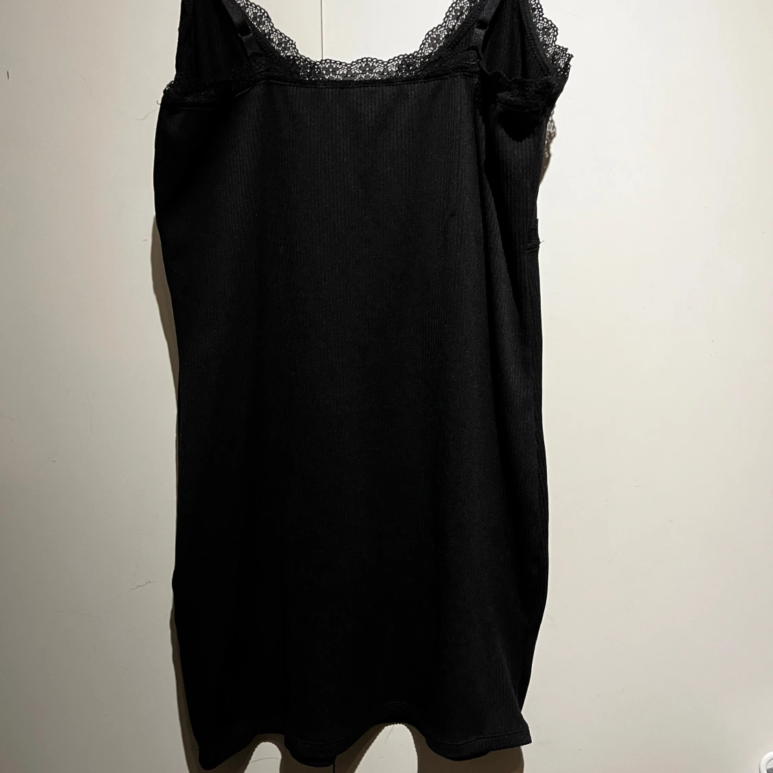 Svart klänning med spetsdetaljer - 1