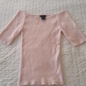 Rosa ribbad topp från Lindex - Säljer en söt rosa ribbad topp från Lindex i storlek XS. Toppen har en offshoulder-design, perfekt för en klassisk look. Aldrig använd!! Jag fick den i precent men den är int emin stil. Jag möts bara upp. Nypris 300kr