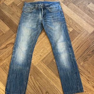 Dondup jeans - Dondup lucky jeans i storlek waist 32. Skit snygg färgblanding för endast 499!!!