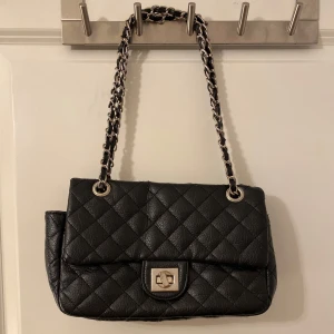 Svart väska Gina Tricot - En jättefin enkel svart väska från Gina. (Låset är lite löst)