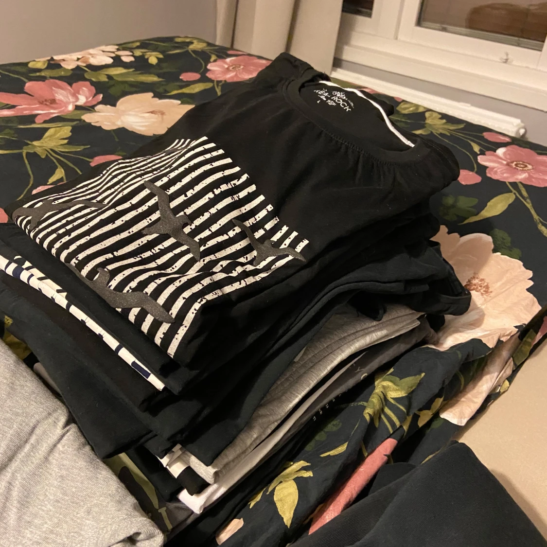 Svart t-shirt med randigt tryck - 1