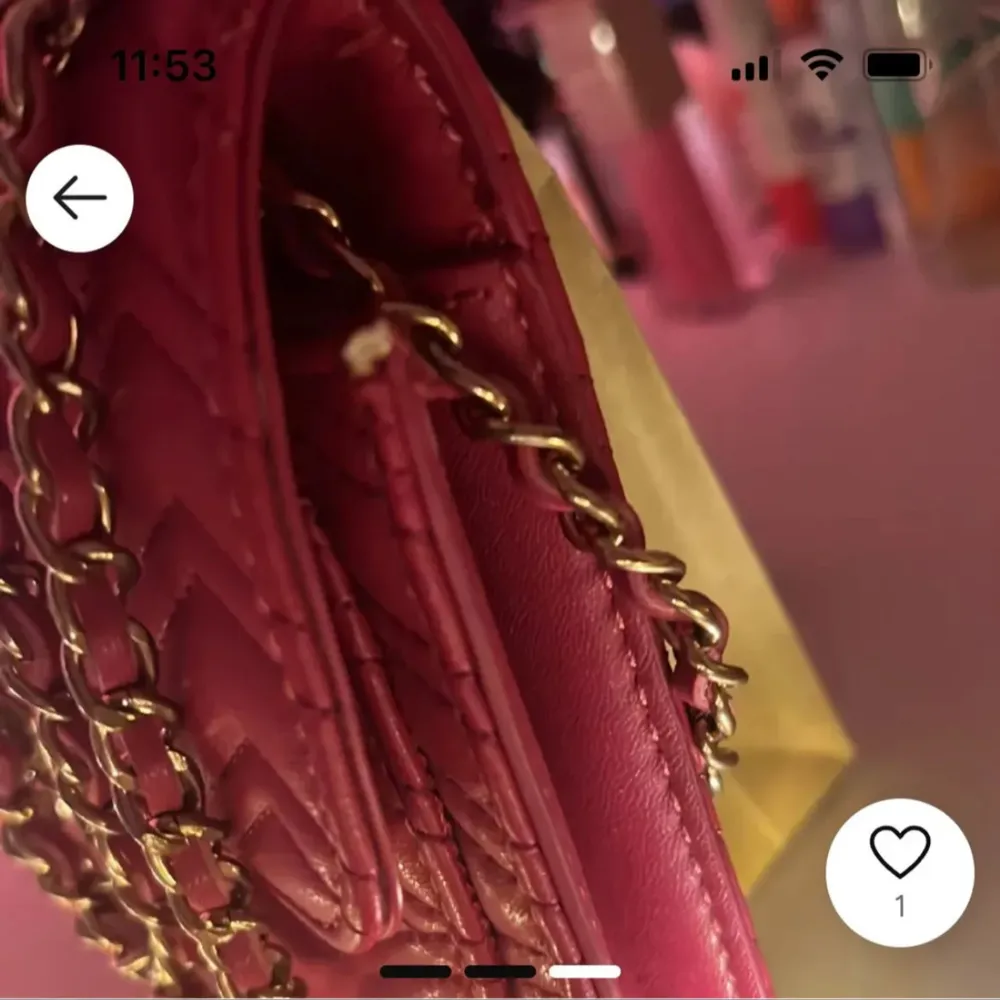 Snygg rosa axelväska med quiltat mönster och kedjedetaljer. Väskan har en elegant låsning framtill och är perfekt för att ge en färgklick till din outfit. Den är kompakt men rymlig nog för dina nödvändigheter.Skriv till mig om ni skulle ha några frågor❤️. Laukut & Käsilaukut.