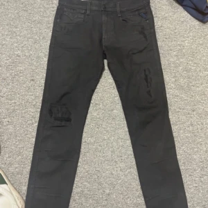 Replay anbass jeans - Svarta ripped replay anbass jävligt snygga med sköna slitningar i en snygg väldigt fint skick använda max 5 gånger PRISET EJ HUGGET I STEN