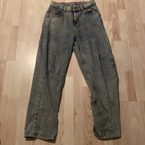 Gråa Jeans från Reclaimed Vintage - gråa jeans från reclaimed vintage med minimalt slitage