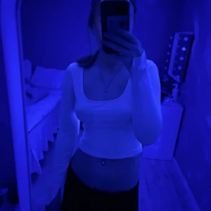 Vit långärmad topp från H&M - Säljer en vit långärmad topp från H&M Basic. Toppen har en enkel och stilren design med rund halsringning. Perfekt för att matcha med olika outfits.