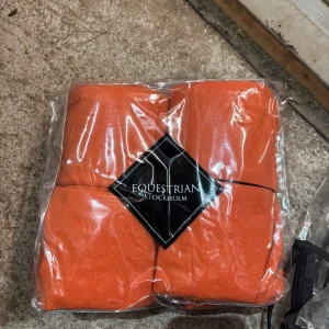 Equestrian Stockholm benlindor  - Benlindor från equestrian Stockholm, de kan vara lite avklippta för att passa bättre, annars bra skick. Har ett par blå ute, kolla annons💗